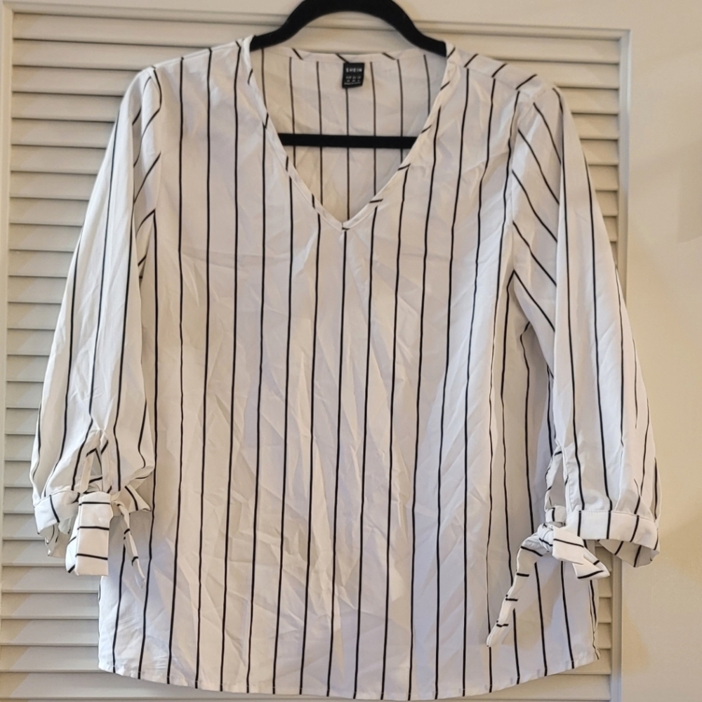 SHEIN - Black & White Striped Lightweight V-Neck Sleeves That Tie At The Bottom